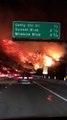 Un automobiliste roule sur une autoroute en flamme en Californie