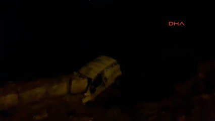 Siirt'te Çöken Duvar 2 Araca Hasar Verdi