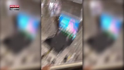 Un Père Noël lance 1000 dollars dans un centre commercial et provoque une émeute (Vidéo)