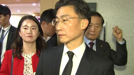 국회 온 이국종, 기자들 질문에 "정치 아무나 하나" / YTN