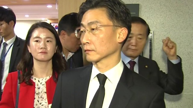 국회 온 이국종, 기자들 질문에 정치 아무나 하나 / YTN