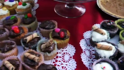 Ils proposent des gâteaux devant une salle de sport aux Etats-Unis