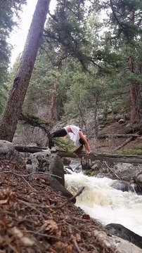 Elle tente une posture de yoga au-dessus de l’eau et se ramasse lamentablement