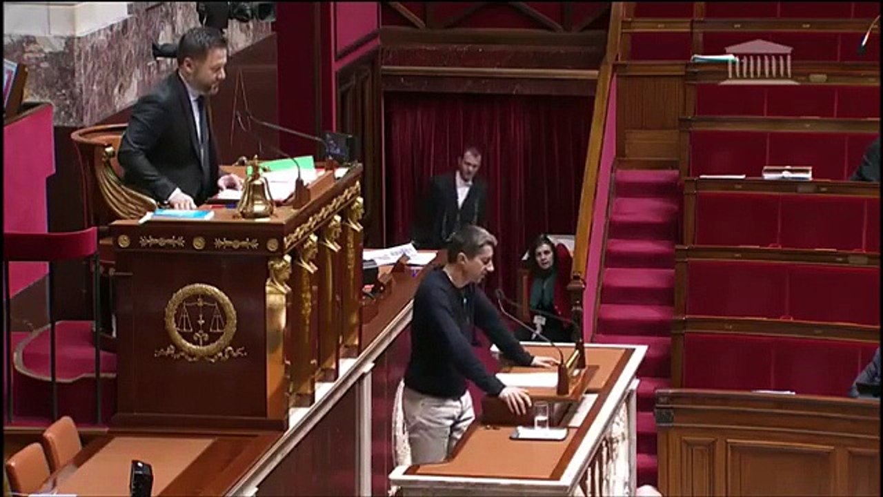 François Ruffin à la tribune de l’Assemblée avec le maillot d’un club de foot amateur - VIDEO