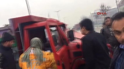 Düzce Karşı Şeride Geçen Kamyonet Tır ile Çarpıştı, Sürücü Yaralandı