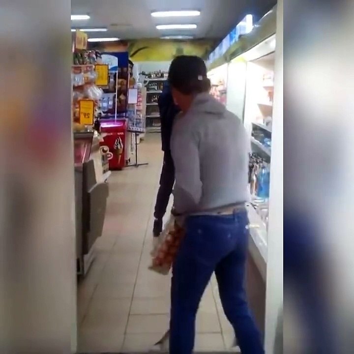 Ivre, cet homme est persuadé que son reflet est quelqu'un d'autre !