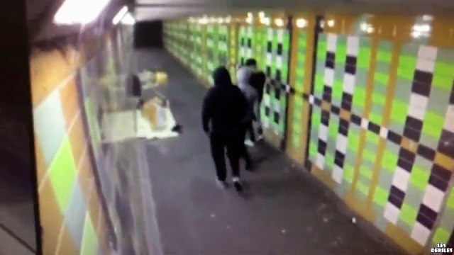 Des-abrutis-allument-un-feu-dartifice ct-dun-SDF