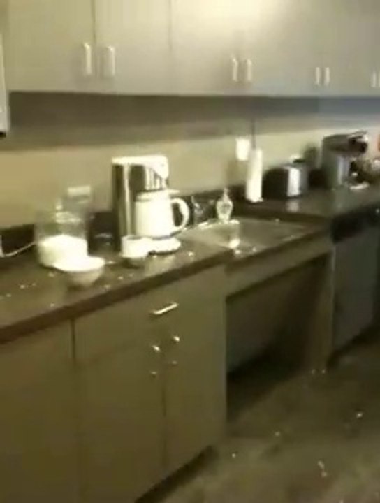 Voilà ce qui se passe quand on met un oeuf dur au micro-ondes... Boom