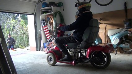 Ce chariot électrique de supermarché roule à 100km/h !!