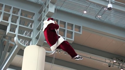 Papa noël descend par une corde.. et perd sa perruque devant les enfants au supermarché !