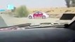 Ralentissez la police place des fausses voitures à Dubaï sur le bord de l'autoroute !