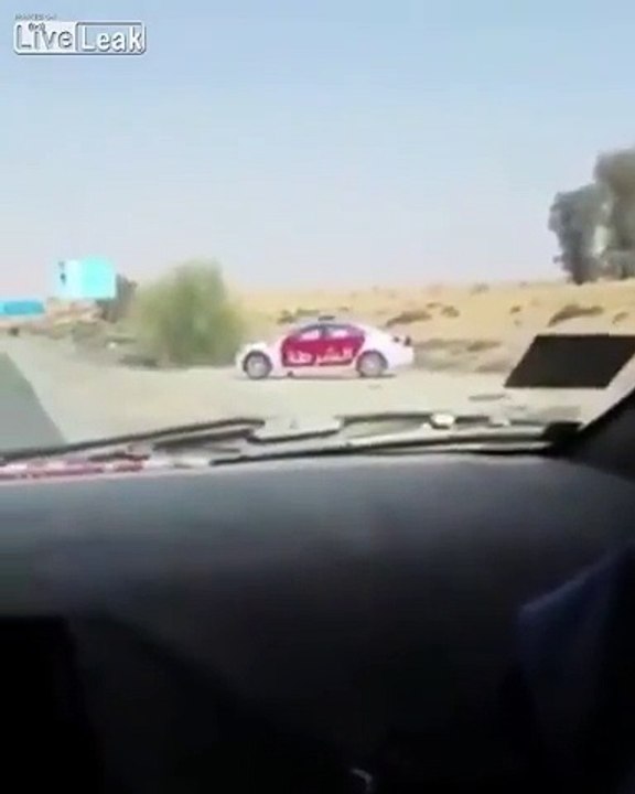 Ralentissez la police place des fausses voitures à Dubaï sur le bord de l'autoroute !