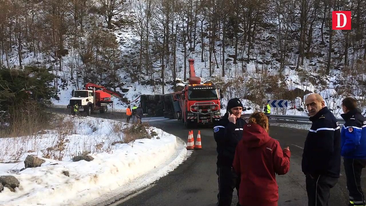 Un camion transportant du talc se renverse sur la RN20