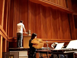 un marteau géant pour un concert de musique classique !