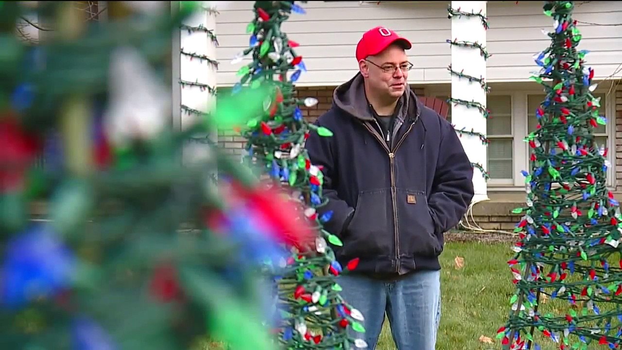 Man Copes With Loss of Parents by Building Incredible Christmas Light Display