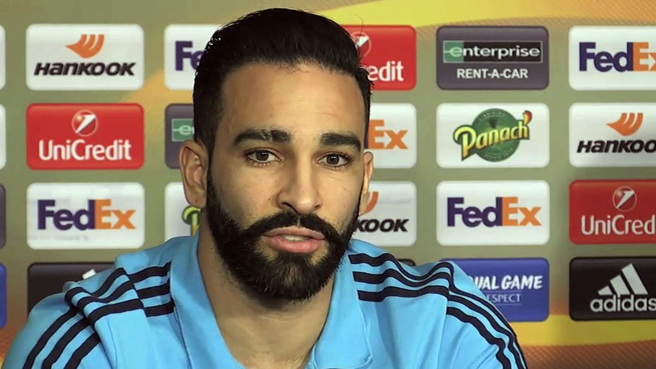 Adil Rami partage avec ses coéquipiers l'expérience engrangée en Coupe d'Europe