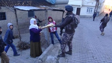 Diyarbakır'da Uygulama Yapan Polislere, Mahalleli Kadınlar Tandır Ekmeği İkram Etti