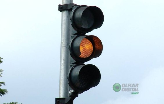 Semáforos inteligentes têm nobreak, 3G e até GPS - mas são poucos