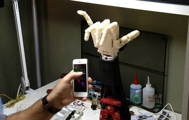 Brasileiro cria mão e braço de robô humanoide em casa