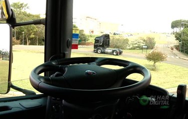 Sem as mãos: conheça o caminhão brasileiro 100% autônomo