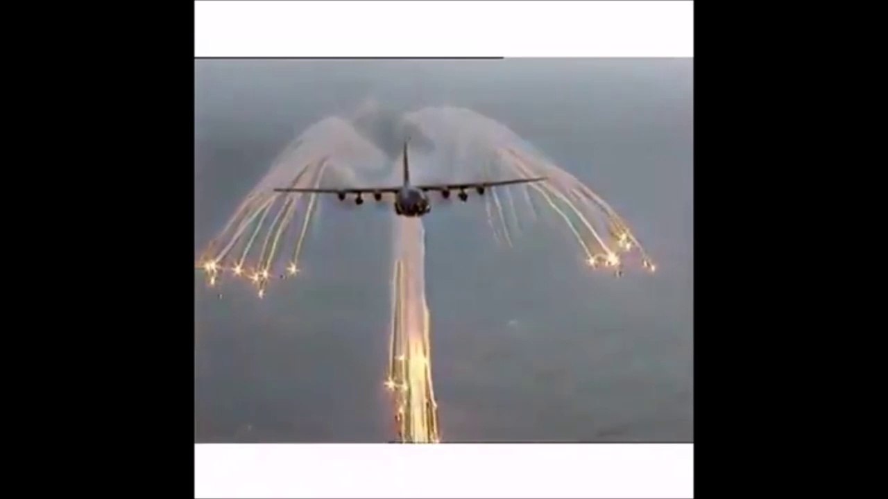 Cet avion se transforme en ange de la mort... Impressionnant