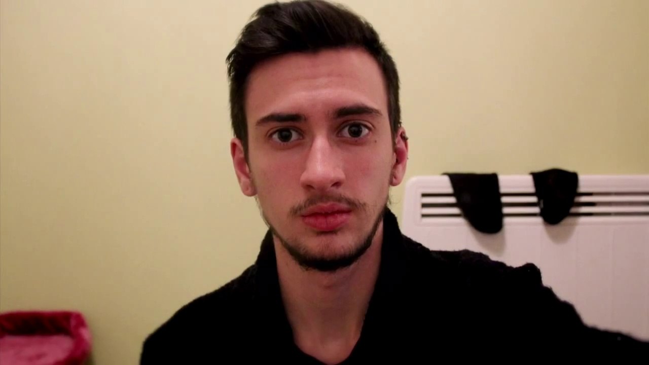 Cette jeune fille se transforme en homme en quelques années - Time-lapse de l'évolution d'un Transgenre