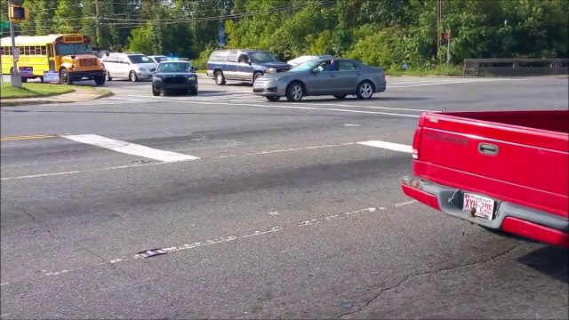 Ce chauffard s'amuse à faire des burn en plein milieu de la route et se prend une voiture de police