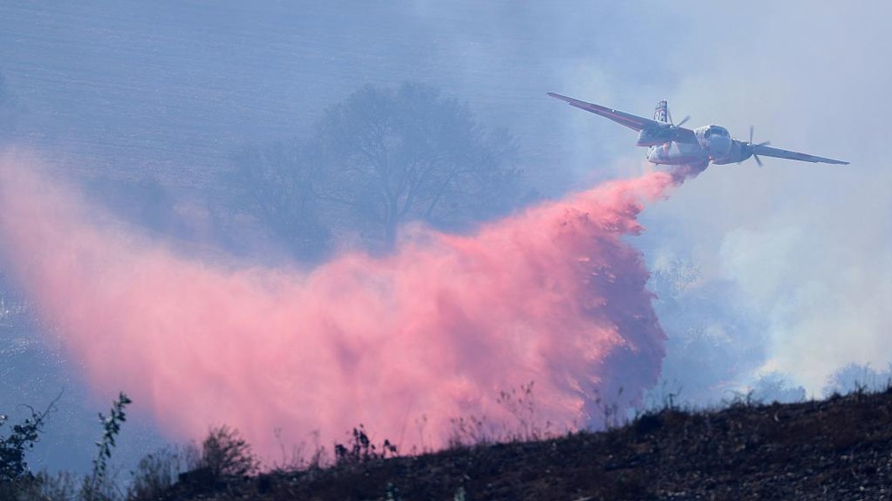 Kalifornien: Starker Wind facht Waldbrände an