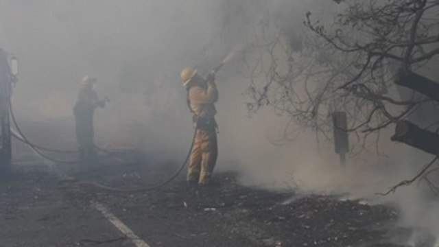California combate poderosos incendios avivados por vientos huracanados