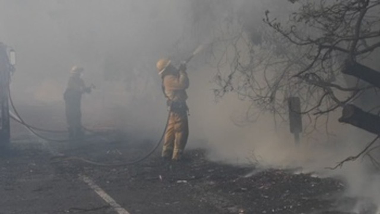 California combate poderosos incendios avivados por vientos huracanados
