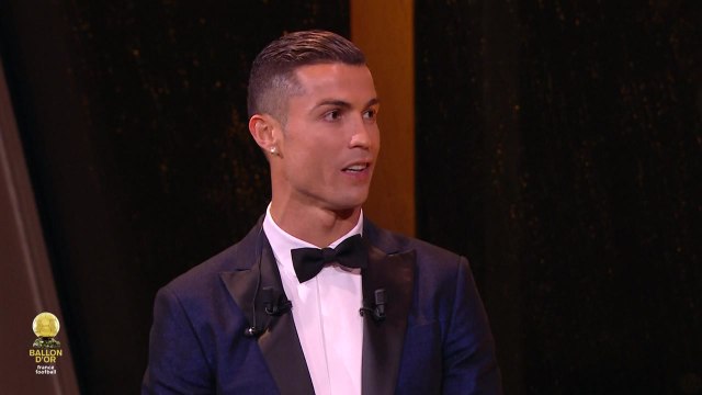 호날두, 발롱도르 5번째 수상 환상적인 순간 / YTN