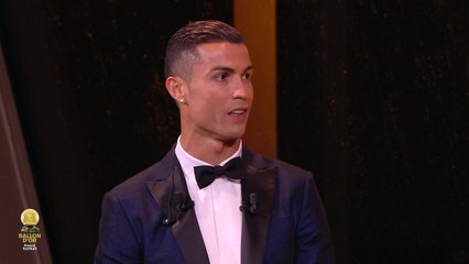호날두, 발롱도르 5번째 수상 "환상적인 순간" / YTN