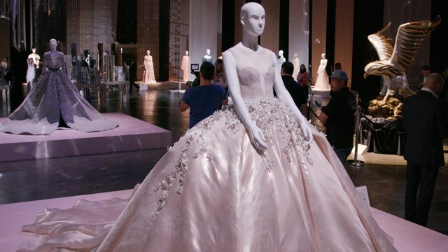 فساتين سهرة غير مسبوقة في معرض Swarovski Sparkling Couture بدبي