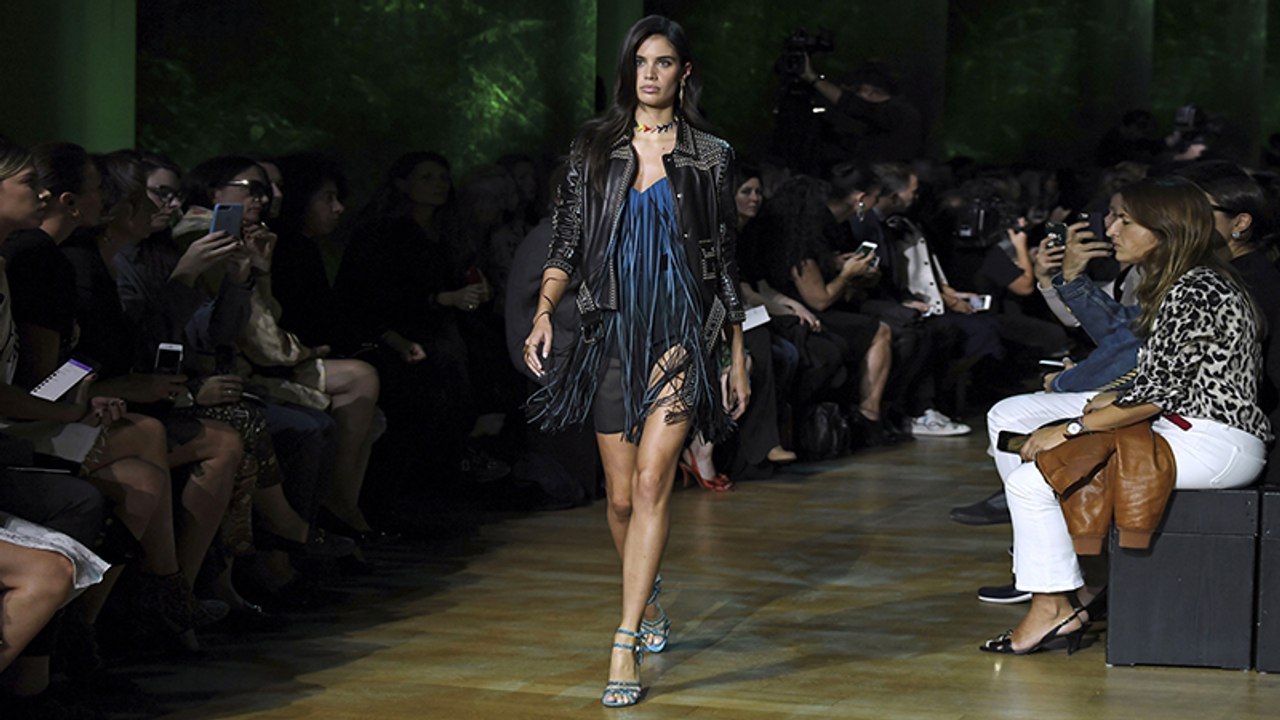 إيلي صعب لربيع وصيف 2018: الكثير من الحيوية والديناميكية والأقمشة الهدلة