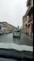 Gros fou rire à cause d'un conducteur qui prend beaucoup de risques en transportant un rouleau de moquette bien trop long