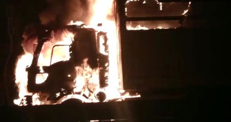 Tır Karayolunda Alev Alev Yandı