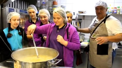 Okulda Yemekleri Anneleri Yaptı, Çocukları Yedi