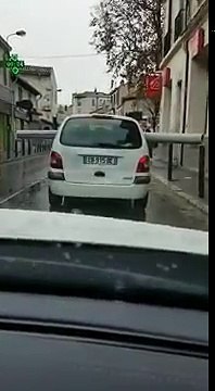 Un automobiliste marseillais transporte un rouleau de moquette
