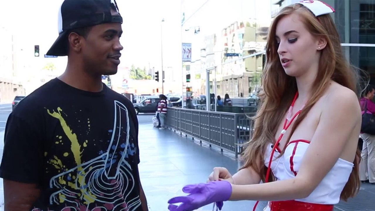 Une femme demande à un homme de lui examiner les boules