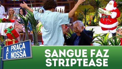 Sangue tenta agradar e faz striptease