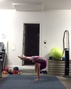 Une fille très flexible