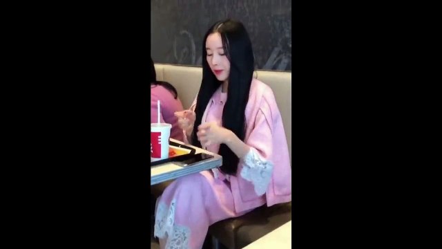 La technique de cette femme pour boire après avoir mis du rouge à lèvre