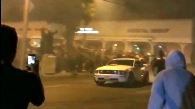 Ce débile perd le controle de sa Mustang et fini dans la foule qui se venge et détruit sa voiture