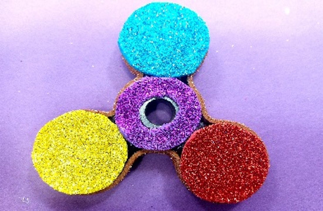 4 Awesome Fidget Spinner Tricks & Life Hacks