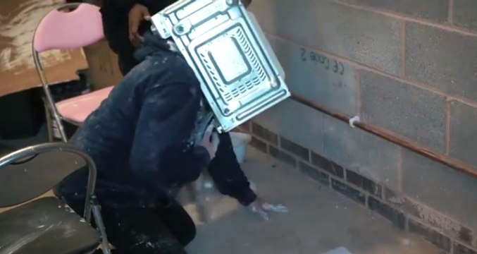 Eşek Şakası Sonunu Getiriyordu! Kafasını Mikrodalga Fırına Sıkıştırdı Az Kalsın Boğuluyordu