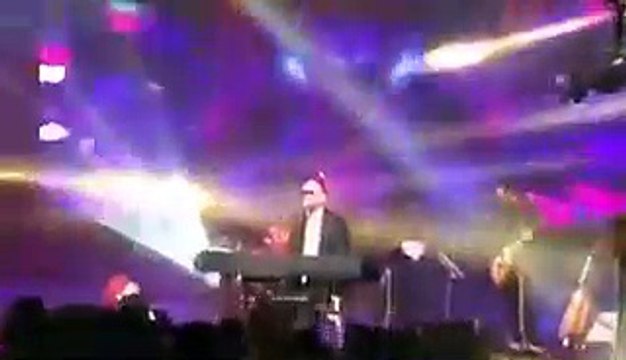 Ce chanteur israélien se bande les yeux pour ne pas voir les femmes dans la salle de concert...
