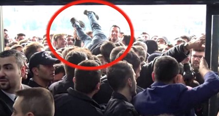 Teknoloji Mağazası Açılışında 'İndirim' İzdiham
