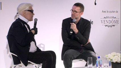 Comment Karl Lagerfeld différencie son travail chez Chanel et Fendi?