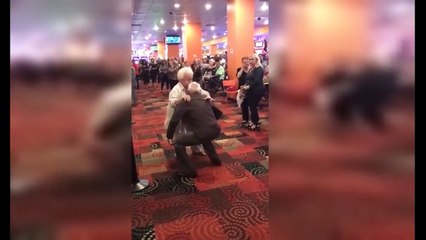 Papy et Mamie claquent une danse dans un casino et ils sont très très chauds