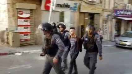İsrail Güçleri 12 Filistinliyi Gözaltına Aldı